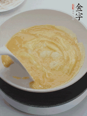 2個(gè)雞蛋炒散。