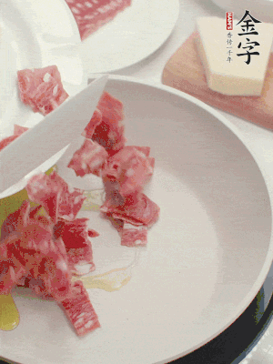 橄欖油煸香金字培根火腿。依次下豌豆、蝴蝶面、洋蔥。