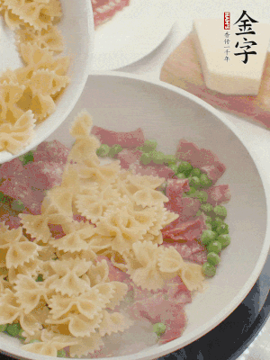 1小勺鹽調(diào)味，混合一起燉煮一下。