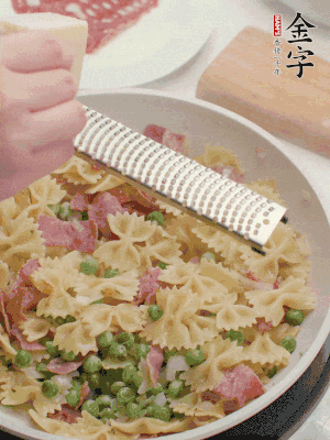 收汁后加入帕爾瑪芝士、歐芹碎和檸檬汁。