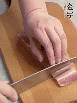 百合切去頭尾，分開洗凈;咸肉切薄片。