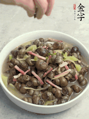 出鍋，撒點(diǎn)蔥花。