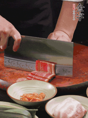 金字火腿上方切薄片，鮮五花肉切薄片。