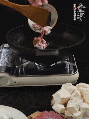 冷油潤鍋，下五花肉煸香。