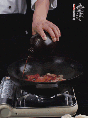 再下火腿片，淋少許黃酒添香。