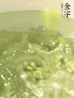 新鮮蠶豆熱水焯水30秒，然后浸入涼水。
