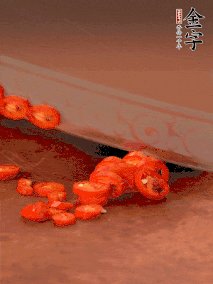 小米辣切圈，大蒜切片。