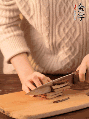 金字淡咸肉、香干分別切丁。