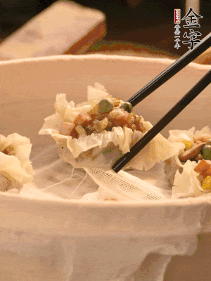 包好的燒賣放在蒸籠上，水開后蒸8分鐘左右。