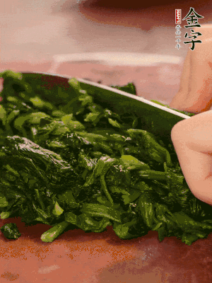 洗凈的菠菜加鹽焯水，撈出晾涼后攥干切碎。胡蘿卜切細(xì)絲。金字烤腸切園片。