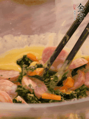 雞蛋、面粉、玉米油攪拌到無顆粒狀態(tài)。再加入菠菜、胡蘿卜、烤腸。少許鹽調(diào)味。