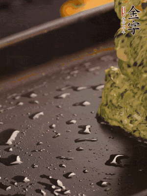 熱鍋擦一下油，下面糊攤平。