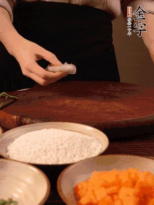 胡蘿卜去皮切丁。蝦仁切小塊。糯米提前浸泡半天。