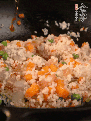 加入糯米翻炒均勻。最后加入蝦仁，用1勺料酒、1勺生抽、1/2勺鹽調(diào)味。