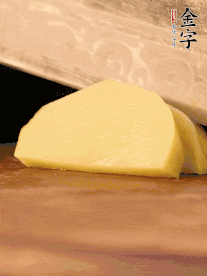 土豆去皮切丁。水開(kāi)后，放入鍋中煮2-3分鐘，撈出瀝干水分。