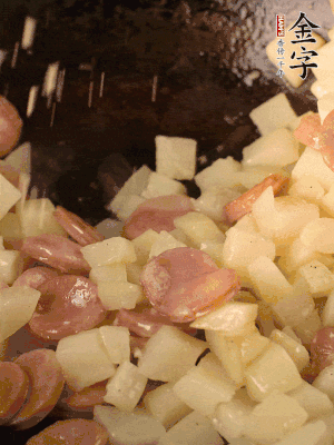 再放烤腸片煎熟。撒點(diǎn)鹽、孜然粉、辣椒面。