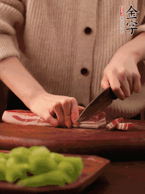 金字淡咸肉切片，冷水入鍋，加姜片、料酒略焯水。同步，五花肉切塊焯水。