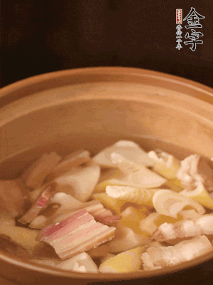 春筍、咸肉、咸肉一起入砂鍋，加姜片、料酒、清水大火煮沸到湯色變白。轉(zhuǎn)小火慢篤半小時(shí)。