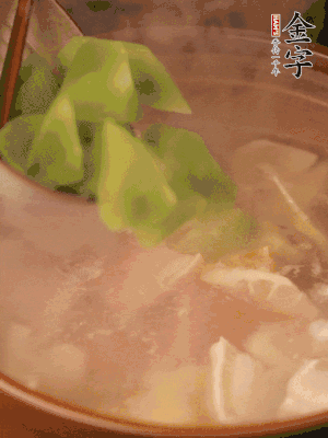 再加入焯水過的百葉結(jié)、萵筍塊燉15-20分鐘。