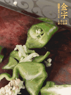 辣椒洗凈斜切成段，蒜切片。