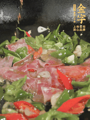 再下蒸炒火腿煸炒，加少許白糖提鮮。