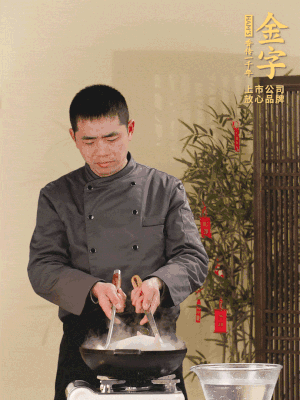 整只土雞冷水下鍋，加蔥姜、料酒焯水，撈出后用溫水清洗干凈。