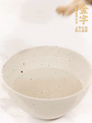 羊肚菌流水洗凈2遍后，溫水泡發(fā)15-20分鐘。