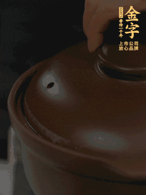 雞、火腿、姜片一起放入砂鍋中，大火轉(zhuǎn)小火燉2小時(shí)。