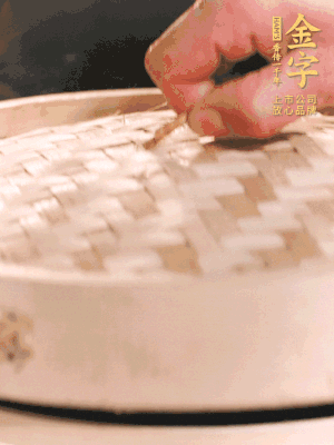 醬鴨半只加姜片、蔥、黃酒上鍋蒸20分鐘。