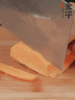 南瓜改刀切片，把蒸好的火腿鋪到南瓜上。