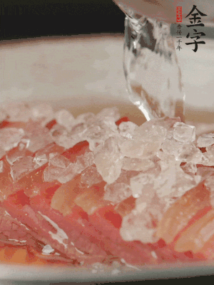 依舊放上冰糖100g、黃酒100g、水200g，鍋中再蒸15分鐘。