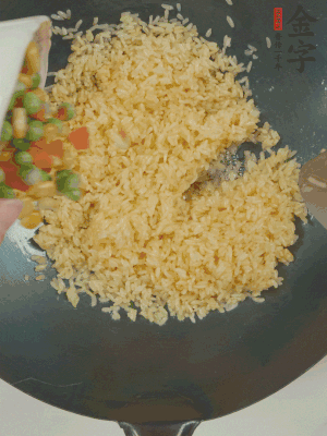 下豌豆粒、胡蘿卜粒、玉米粒。（買現(xiàn)成冷凍的雜菜即可，非常方便）