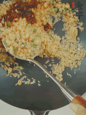 翻炒熟后，加金字火腿XO醬。