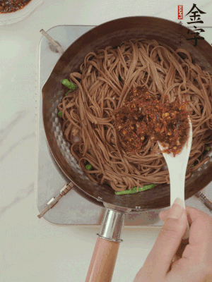 下蕎麥面，淋上少許醬油，加2勺金字火腿大師醬略翻炒即可。