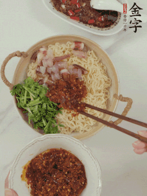 在面上鋪魷魚、香菜、金字火腿大師醬。