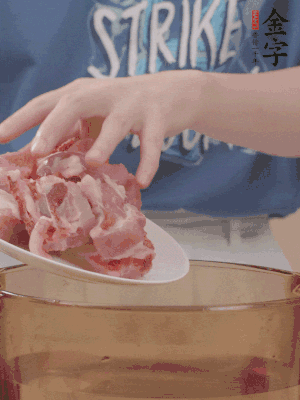 排骨剁小塊，加姜片、料酒沸水下鍋焯水。