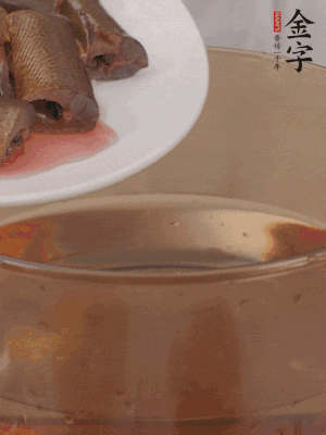 處理干凈的黃鱔段，加姜片、料酒沸水下鍋焯水。撈出用涼水沖洗干凈。