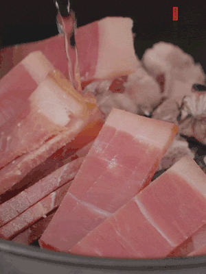 排骨、黃鱔段、金字火腿片放入砂鍋中，加沒過食材的水。