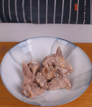 排骨加1勺黃酒、1勺蠔油、1勺玉米淀粉、1/4勺胡椒粉腌制半小時(shí)。