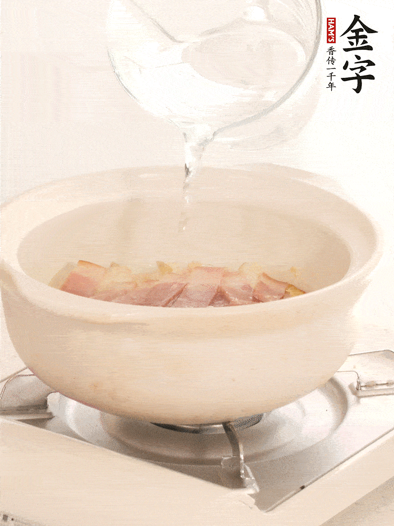 放入火腿片，加開水，再加入豆腐