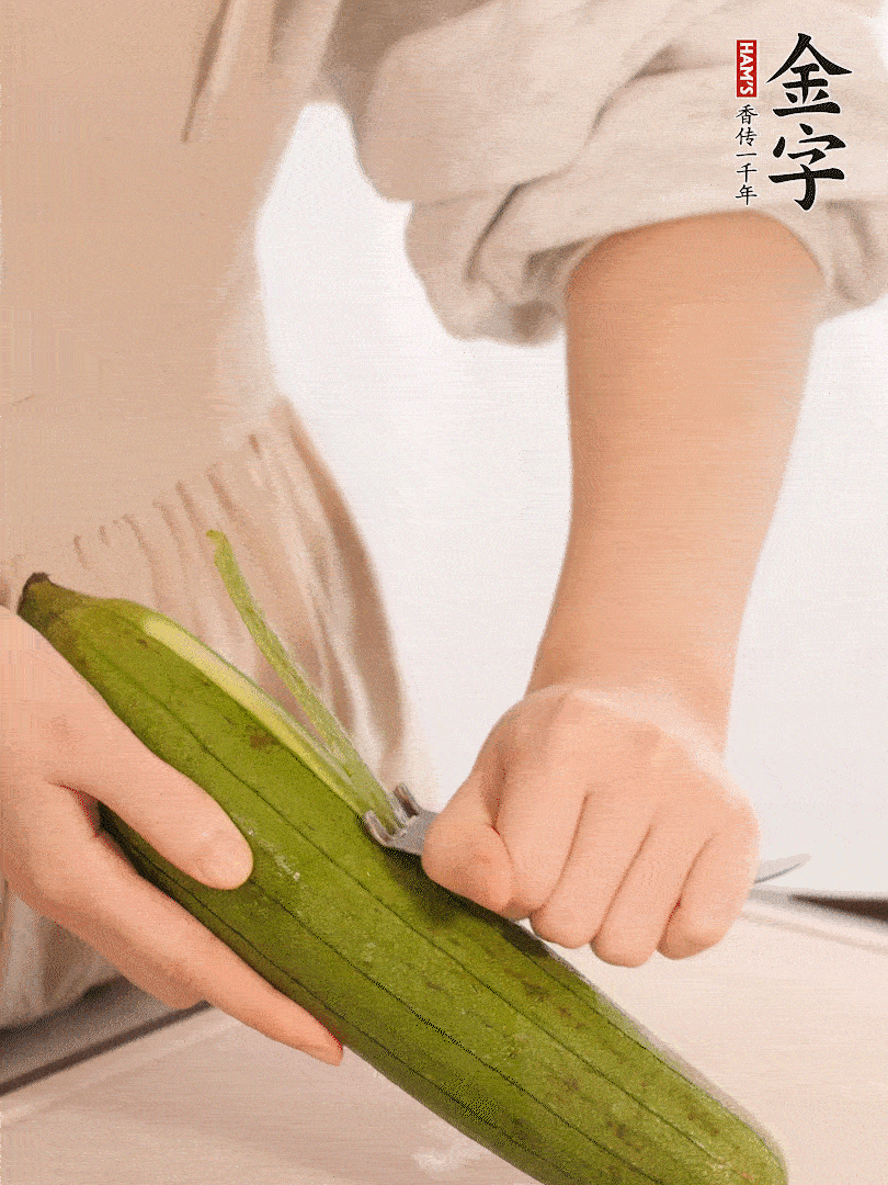 絲瓜去皮切滾刀塊用鹽殺一下水分洗凈。