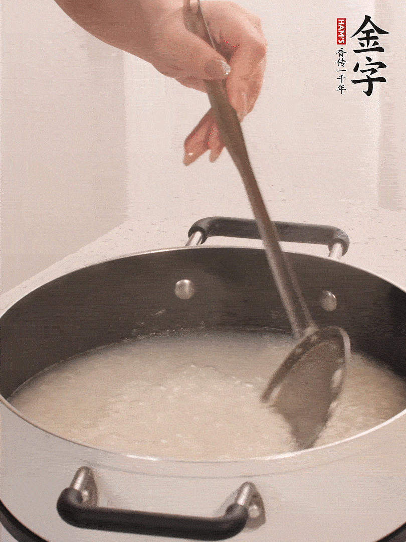 香菇、土豆、胡蘿卜、金字土香腸切小塊。