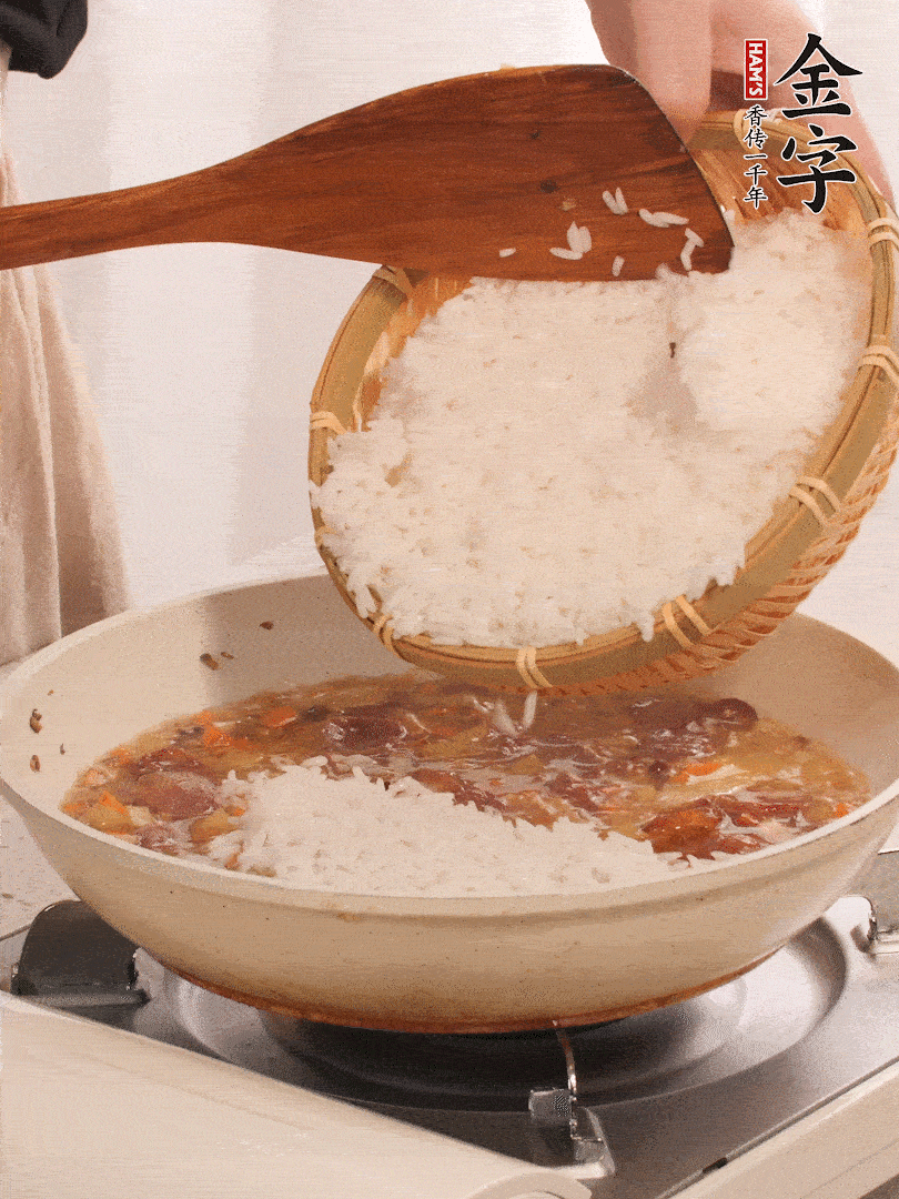 熱鍋燒油，香腸煸出油，加姜片去腥，加土豆、胡蘿卜、香菇翻炒到半熟，隨后加豆角、2小勺鹽、1大勺生抽，煸炒均勻。