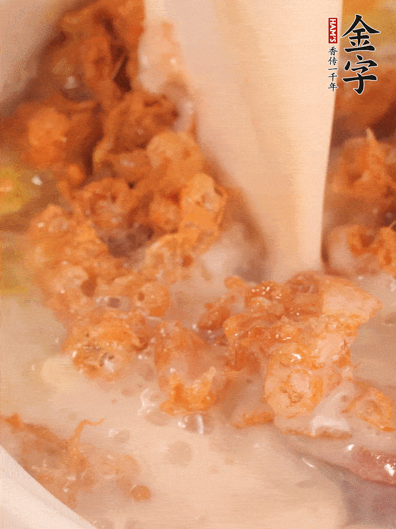 加入蛋酥再煨煮2分鐘，加入豆?jié){。