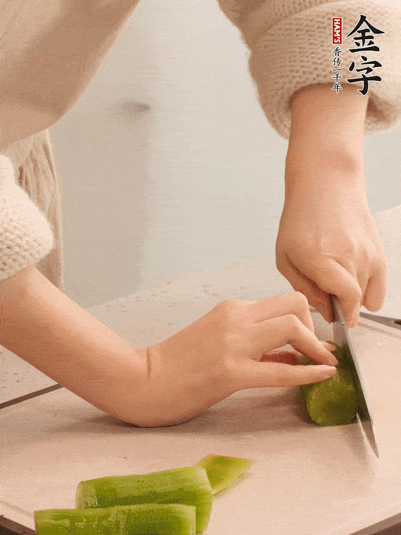 萵筍和白蘿卜用擦絲器擦成細(xì)絲。