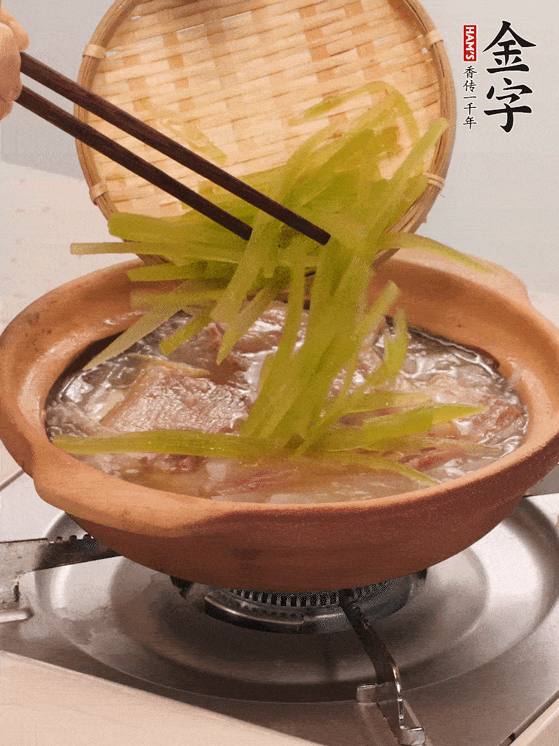 放入白蘿卜絲繼續(xù)炒軟炒至透明狀。