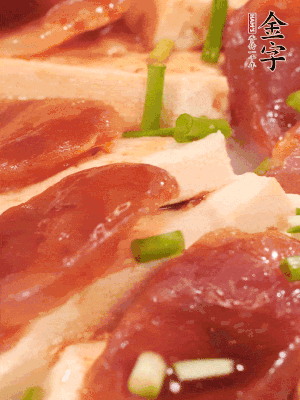 調(diào)一個(gè)醬汁：2勺生抽、1勺蠔油、半勺白糖、1勺淀粉、半碗清水調(diào)成料汁燒開