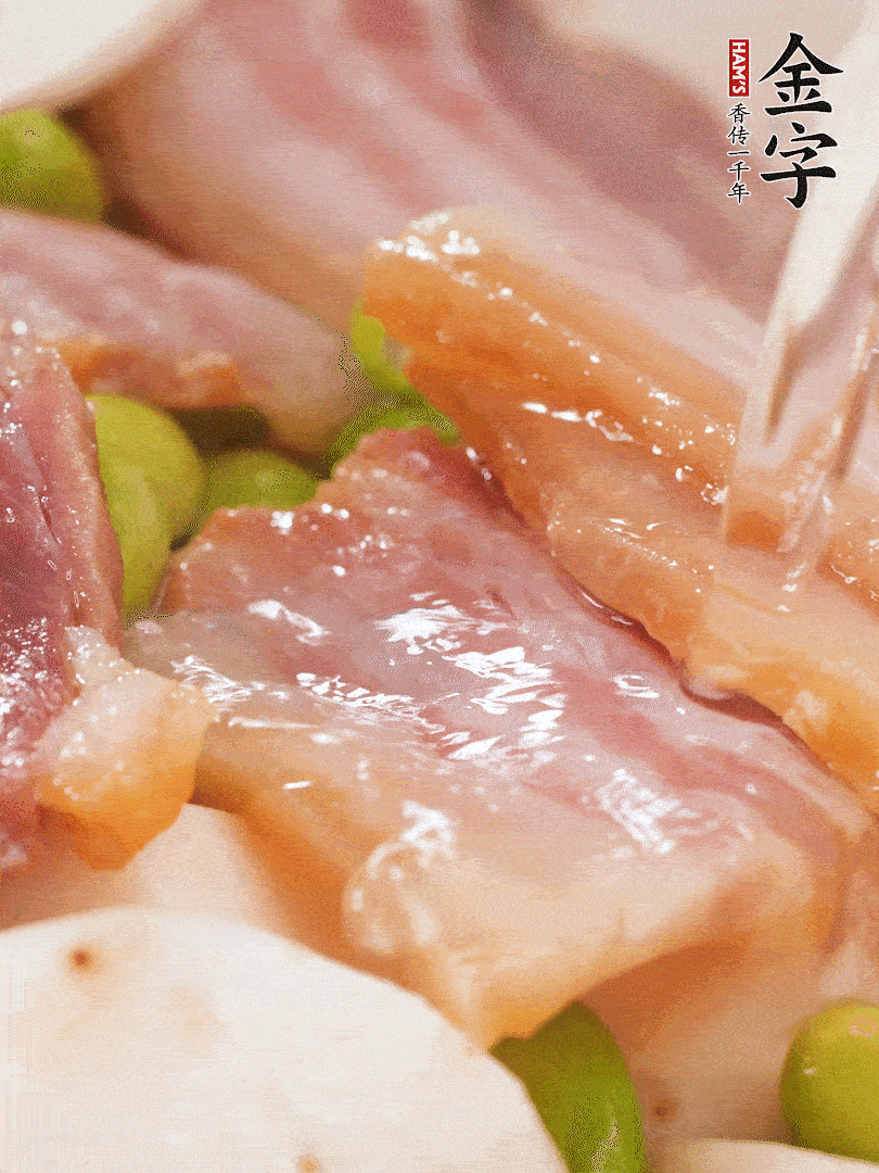 倒入芋艿、熟毛豆，翻炒均勻，加1小碗水煮開