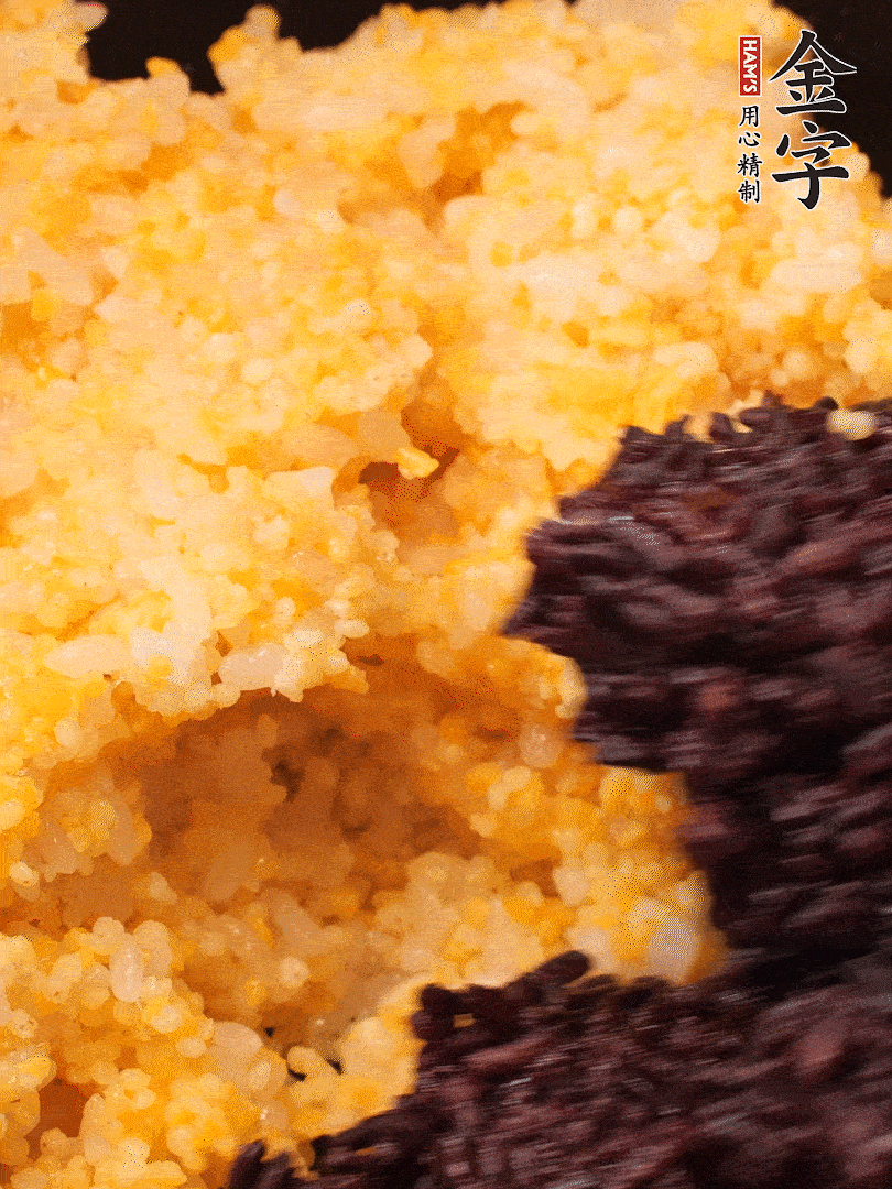 混合小米、紫米煮熟，加豬油攪拌均勻（紫米分開煮在攪拌）