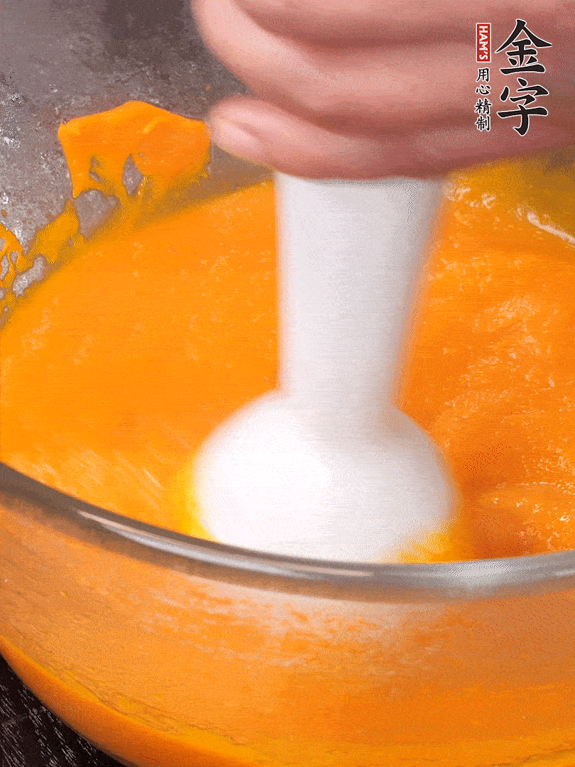 300g南瓜，去皮去瓤切滾刀塊，大火蒸8分鐘，料理機(jī)打成泥，篩網(wǎng)過篩成泥